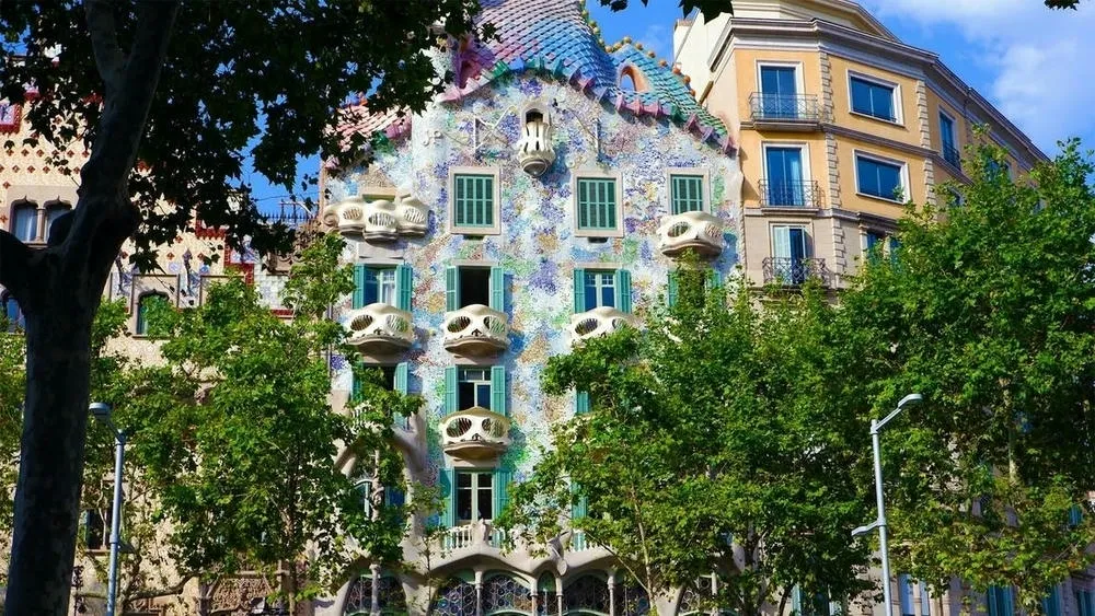 Vista externa da Casa Batlló, mostrando a fachada ondulada e colorida do estilo Art Nouveau.