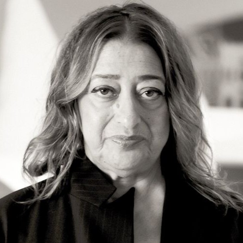 Retrato em preto e branco de Zaha Hadid, a renomada arquiteta pioneira e inspiração para mulheres na arquitetura.